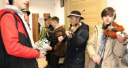 Betlejemskie Światło Pokoju wraz kolędą dotarło do Urzędu Miasta - zdjęcie 4