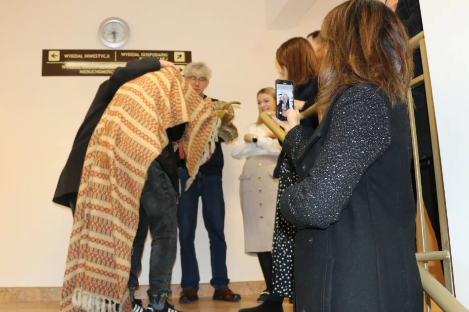 Betlejemskie Światło Pokoju wraz kolędą dotarło do Urzędu Miasta - zdjęcie 5