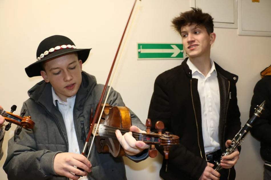 Betlejemskie Światło Pokoju wraz kolędą dotarło do Urzędu Miasta - zdjęcie 6