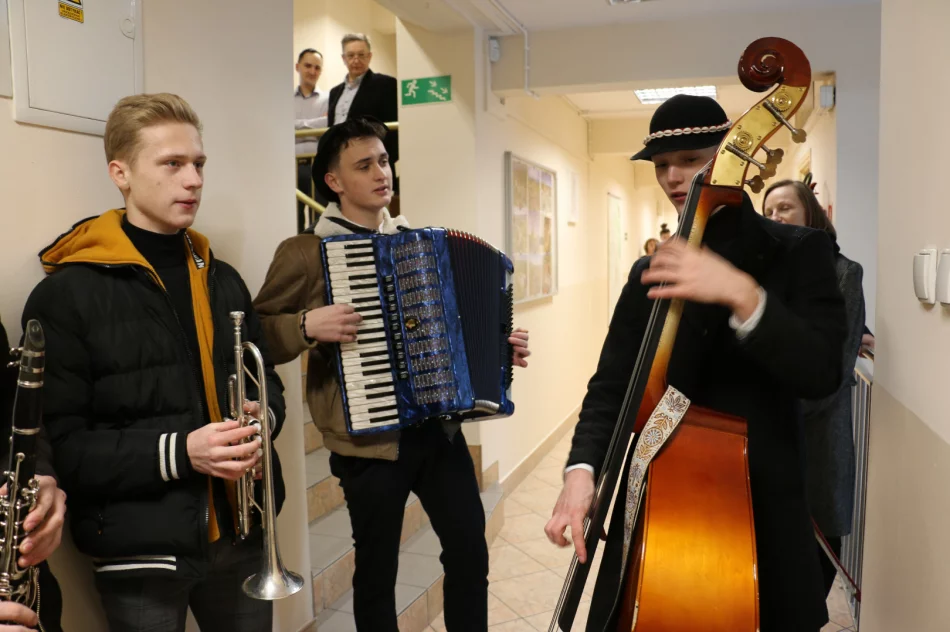 Betlejemskie Światło Pokoju wraz kolędą dotarło do Urzędu Miasta - zdjęcie 7