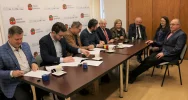 Umowy na budowę nowego mostu oraz remont 50 odcinków dróg podpisane - zdjęcie 3