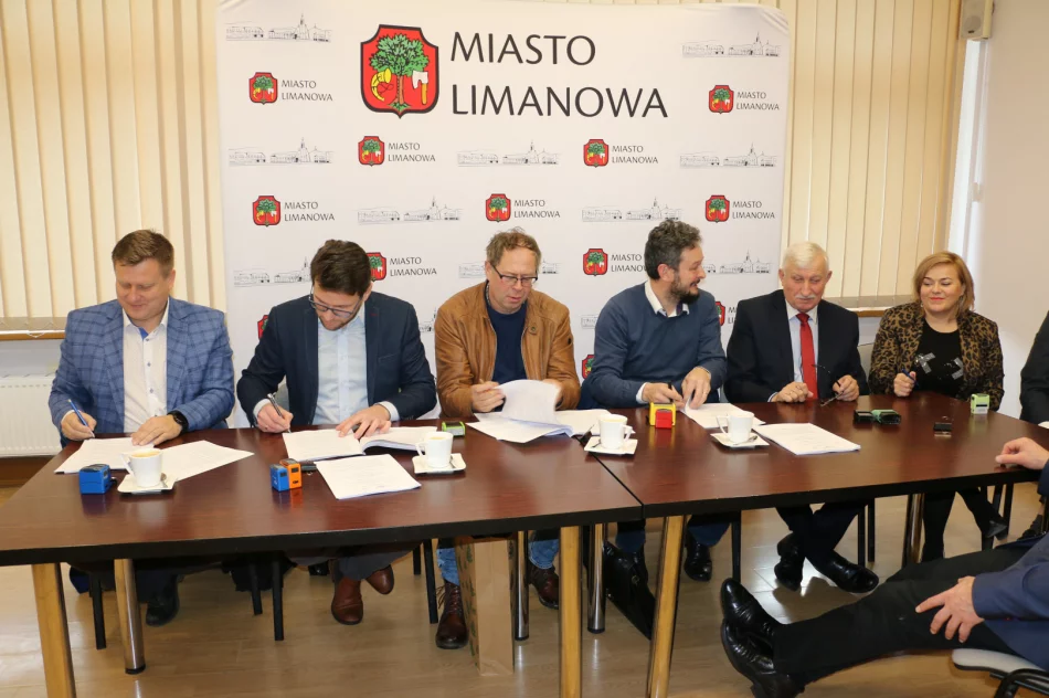 Umowy na budowę nowego mostu oraz remont 50 odcinków dróg podpisane - zdjęcie 11