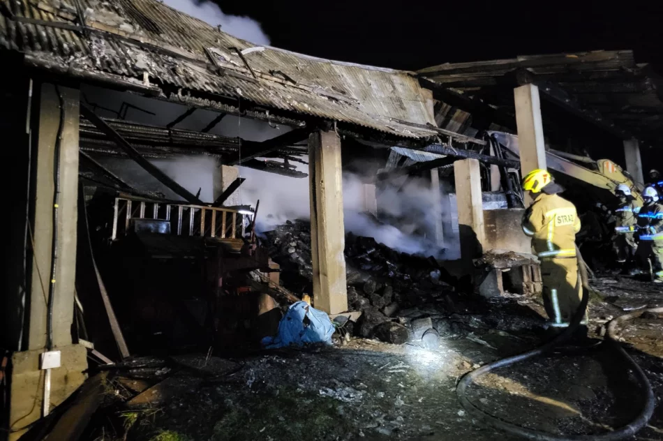 Zabudowania i sprzęt strawił ogień, 250 tys. zł strat - zdjęcie 10