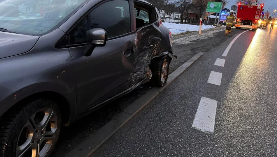 Zderzenie dwóch pojazdów na skrzyżowaniu - zdjęcie 1