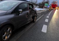 Zderzenie dwóch pojazdów na skrzyżowaniu - zdjęcie główne