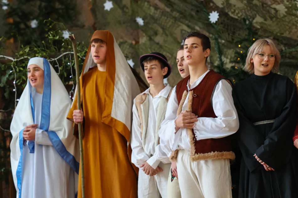 Jasełka dla społeczności szkolnej i zaproszonych gości - zdjęcie 2