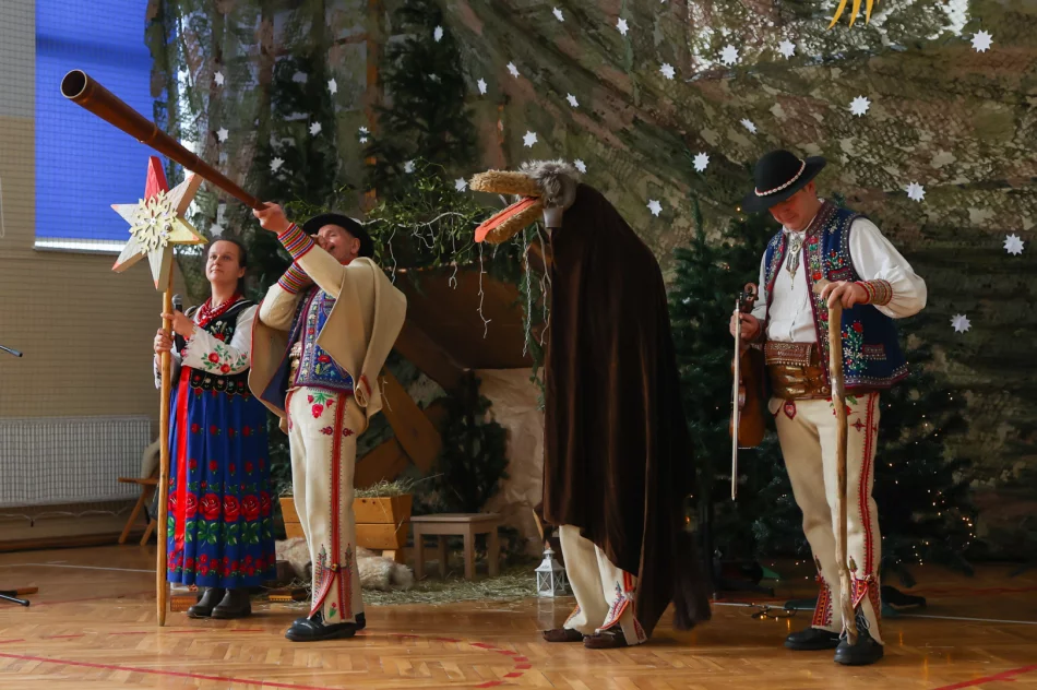 Jasełka dla społeczności szkolnej i zaproszonych gości - zdjęcie 11