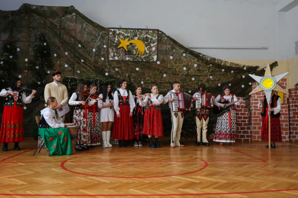 Jasełka dla społeczności szkolnej i zaproszonych gości - zdjęcie 12