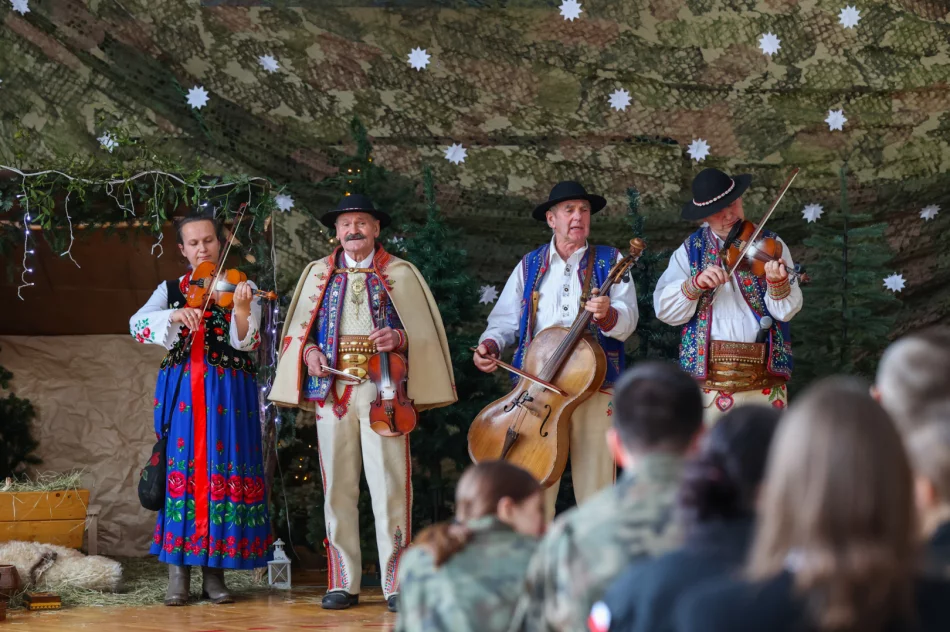 Jasełka dla społeczności szkolnej i zaproszonych gości - zdjęcie 13