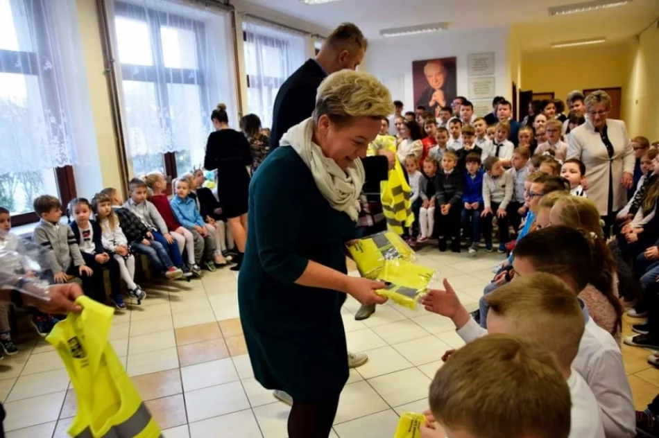 Szkole przekazano defibrylator AED - zdjęcie 3