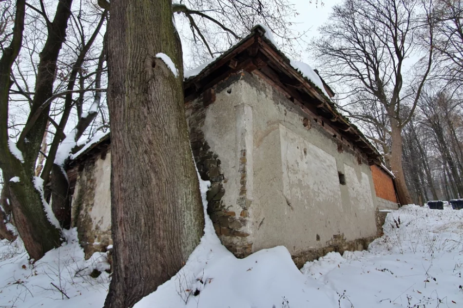 Kiedy zdegradowane budynki podworskie doczekają się odnowienia? - zdjęcie 5