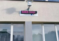 Miernik jakości powietrza na budynku szkoły - zdjęcie główne