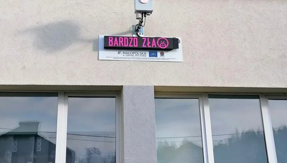 Miernik jakości powietrza na budynku szkoły - zdjęcie 1