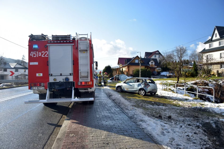 Dachowanie na "krajówce", dwie osoby trafiły do szpitala - zdjęcie 2