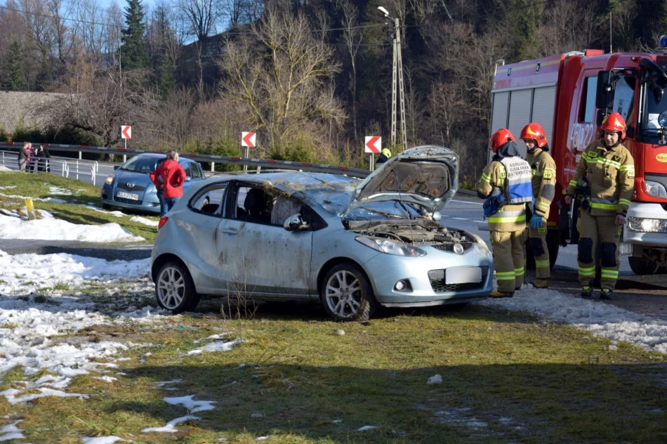 Dachowanie na "krajówce", dwie osoby trafiły do szpitala - zdjęcie 3