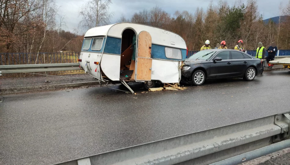 Źle zamocował przyczepę, rozbiła się o inne auto - zdjęcie 1