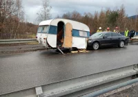 Źle zamocował przyczepę, rozbiła się o inne auto - zdjęcie główne