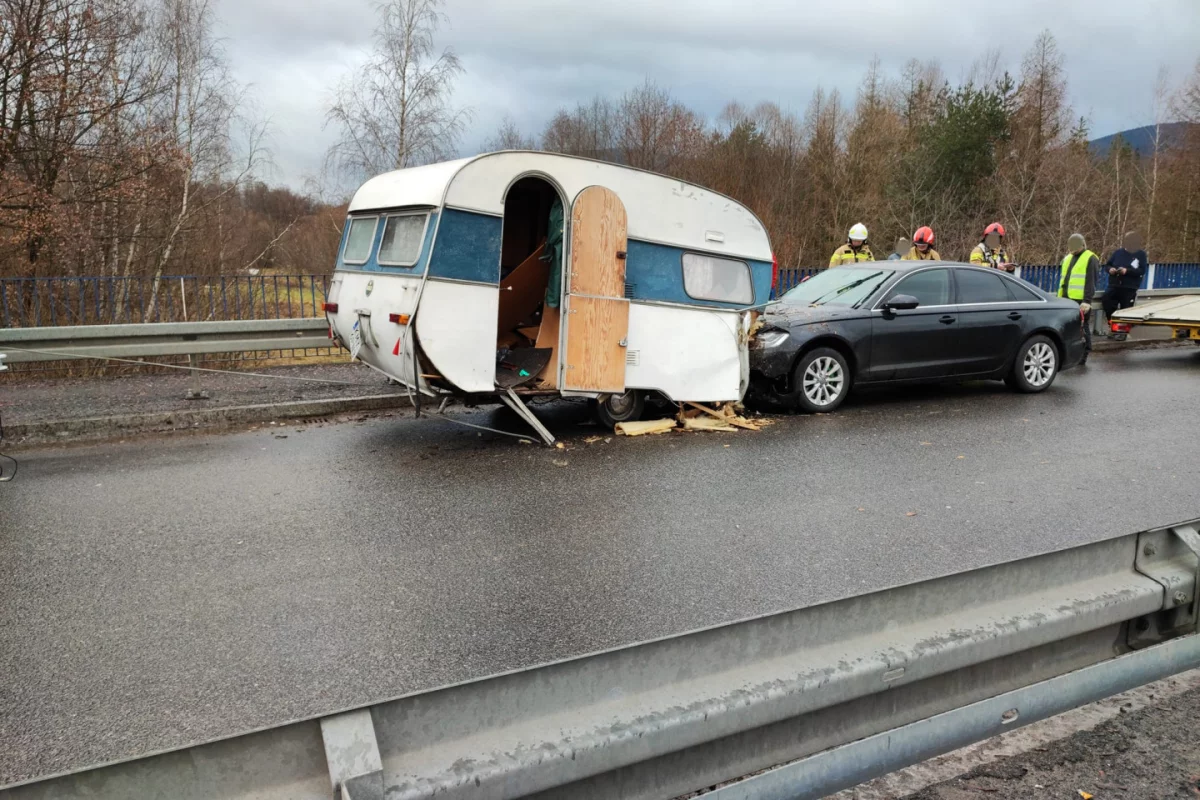 Źle zamocował przyczepę, rozbiła się o inne auto