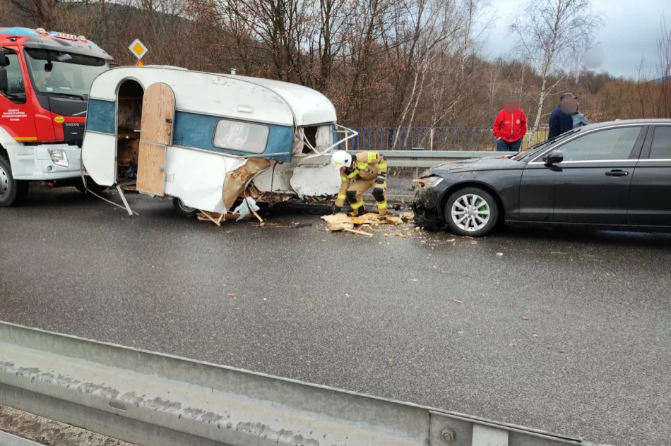 Źle zamocował przyczepę, rozbiła się o inne auto - zdjęcie 4