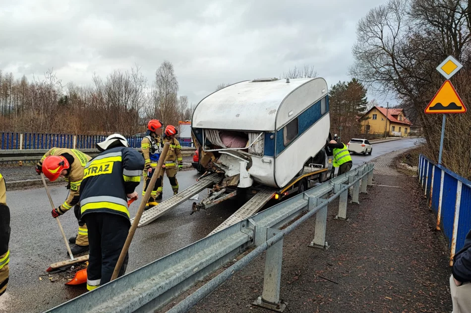 Źle zamocował przyczepę, rozbiła się o inne auto - zdjęcie 8