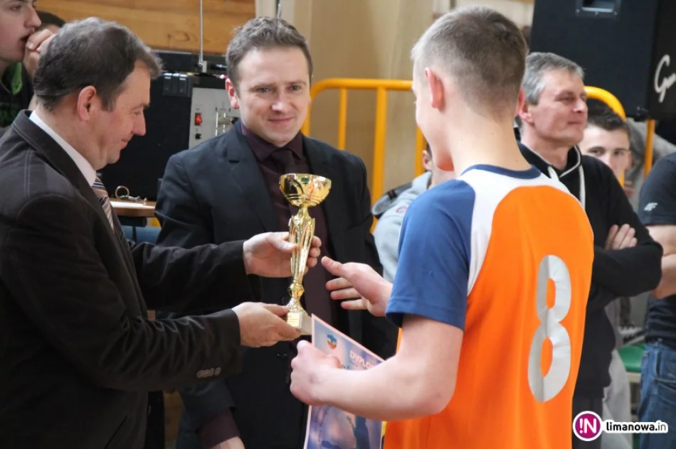 Gimnazjaliści ze Starej Wsi I Mistrzami Gminy w Piłce Ręcznej - zdjęcie 2