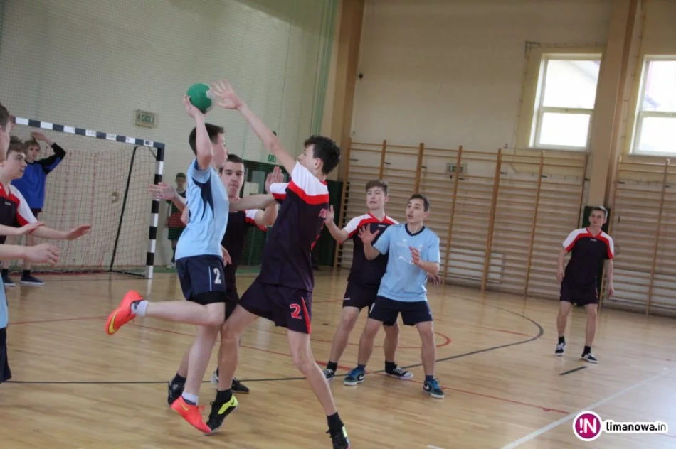 Gimnazjaliści ze Starej Wsi I Mistrzami Gminy w Piłce Ręcznej - zdjęcie 3