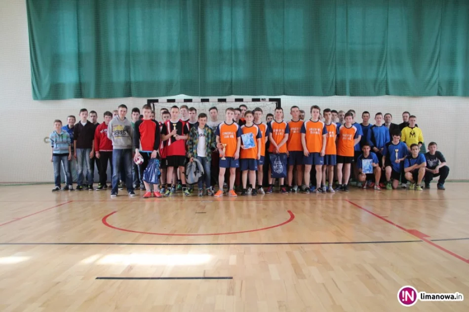 Gimnazjaliści ze Starej Wsi I Mistrzami Gminy w Piłce Ręcznej - zdjęcie 4