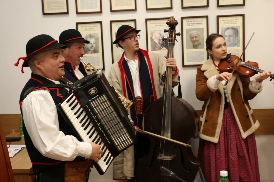 Kolędnicy z Zespołu „Limanowianie” na sesji Rady Miasta - zdjęcie 3