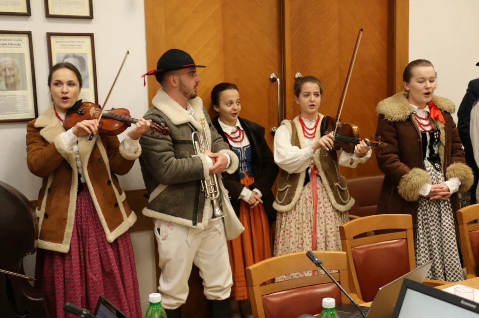 Kolędnicy z Zespołu „Limanowianie” na sesji Rady Miasta - zdjęcie 4