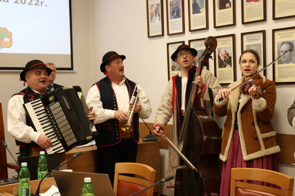 Kolędnicy z Zespołu „Limanowianie” na sesji Rady Miasta - zdjęcie 6