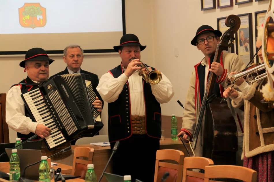 Kolędnicy z Zespołu „Limanowianie” na sesji Rady Miasta - zdjęcie 7