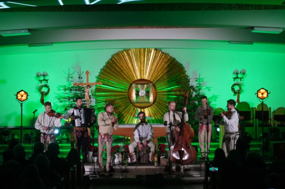 W Męcinie kolędowali razem z Zespołem Pogwizdani! - zdjęcie 6