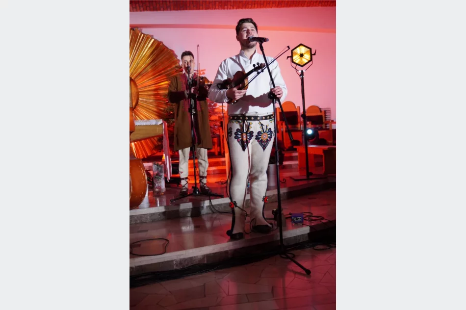 W Męcinie kolędowali razem z Zespołem Pogwizdani! - zdjęcie 7