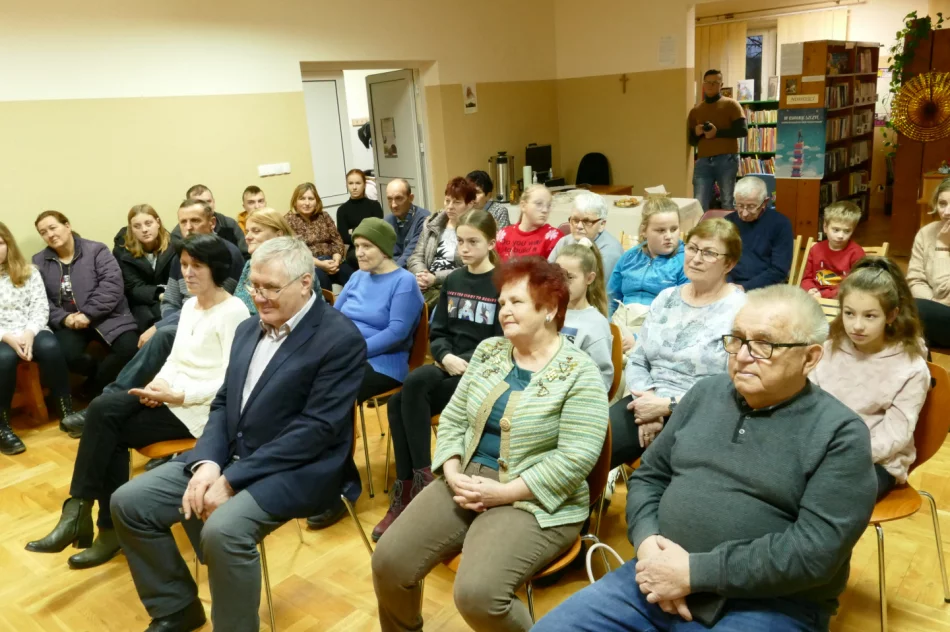 Spotkanie przy szopce z kolędą w bibliotece w Nowym Rybiu - zdjęcie 3