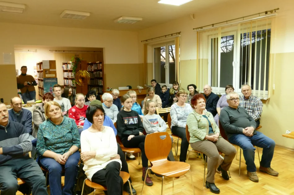 Spotkanie przy szopce z kolędą w bibliotece w Nowym Rybiu - zdjęcie 5