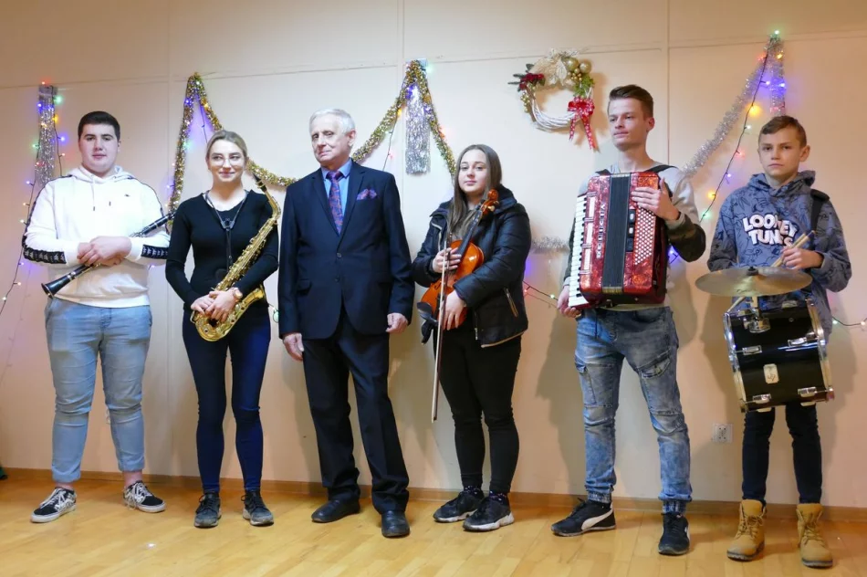 Spotkanie przy szopce z kolędą w bibliotece w Nowym Rybiu - zdjęcie 8