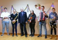 Spotkanie przy szopce z kolędą w bibliotece w Nowym Rybiu - zdjęcie główne