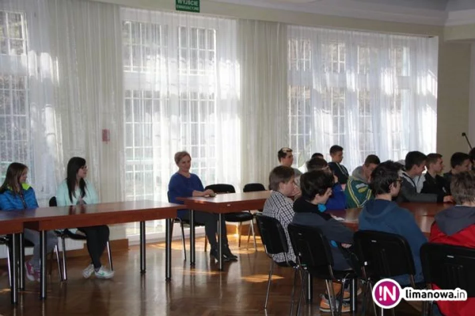 Lekcja obywatelska uczniów z ZS Pisarzowa w Urzędzie Gminy Limanowa - zdjęcie 3