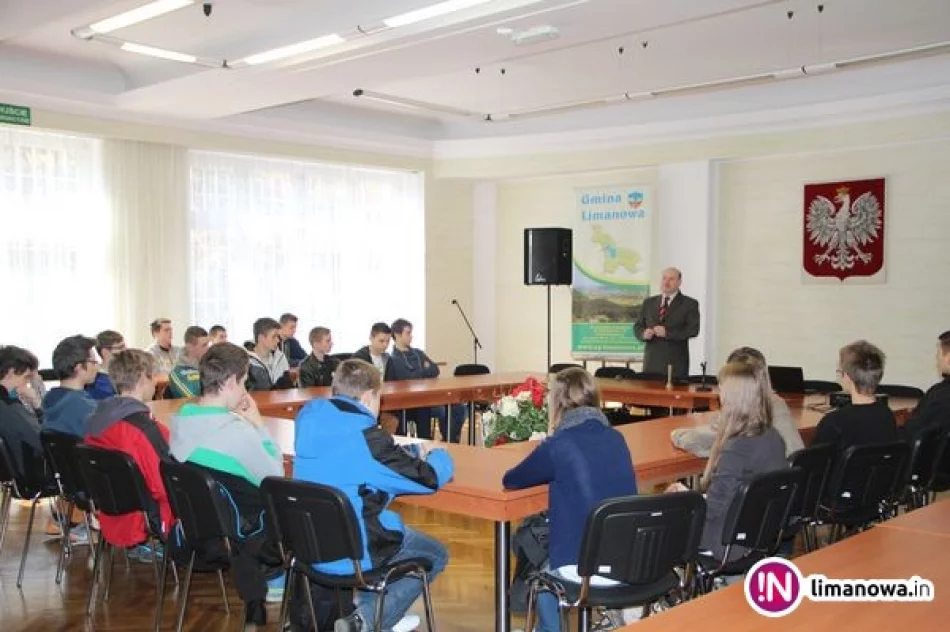 Lekcja obywatelska uczniów z ZS Pisarzowa w Urzędzie Gminy Limanowa - zdjęcie 4