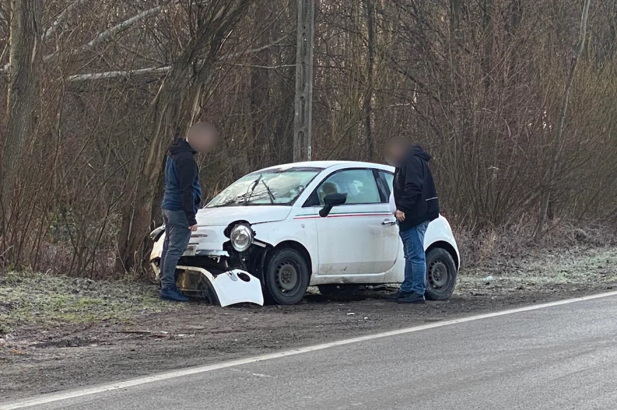 Samochód wjechał do rowu, kierująca zabrana do szpitala