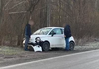 Samochód wjechał do rowu, kierująca zabrana do szpitala - zdjęcie główne