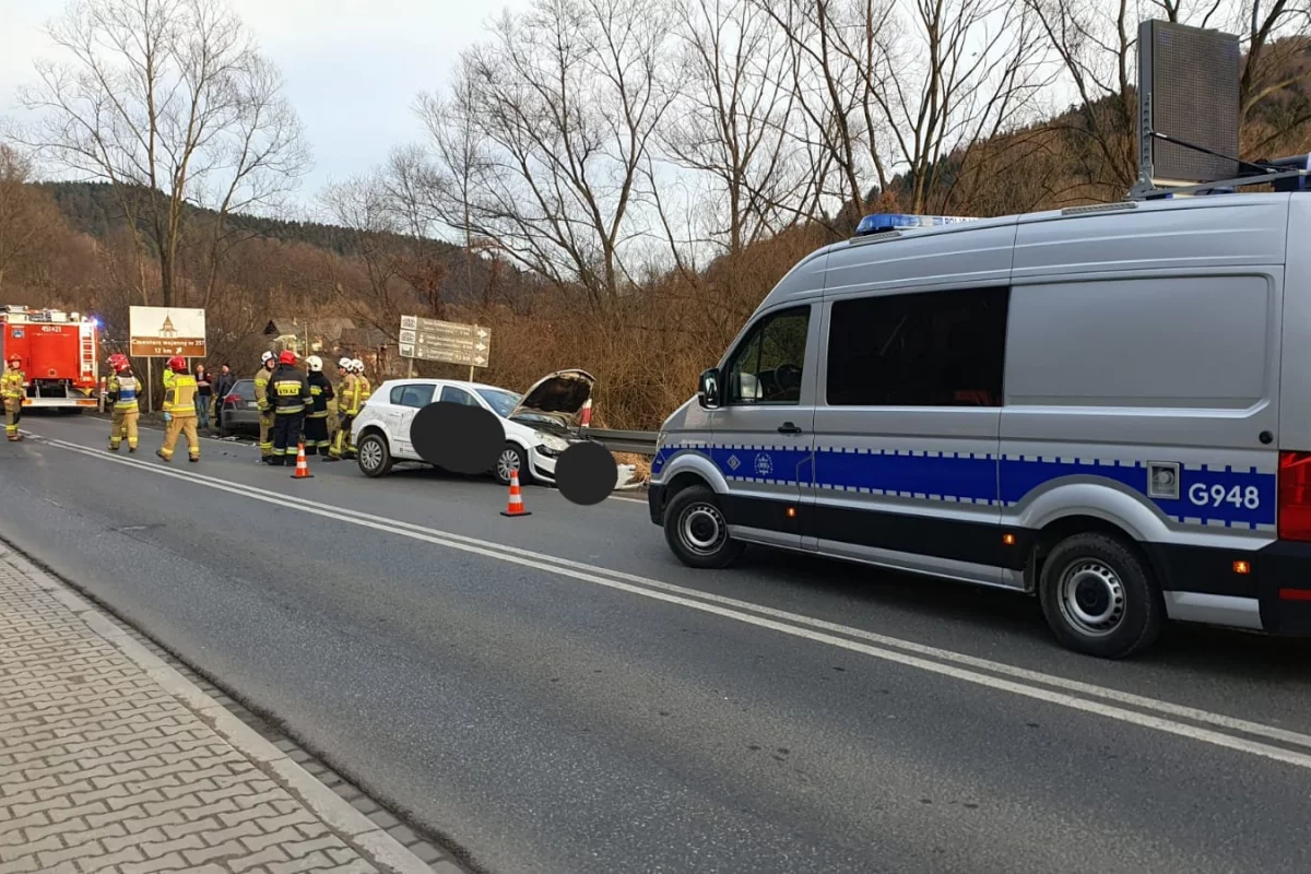 Zderzenie dwóch pojazdów, jedna osoba trafiła do szpitala