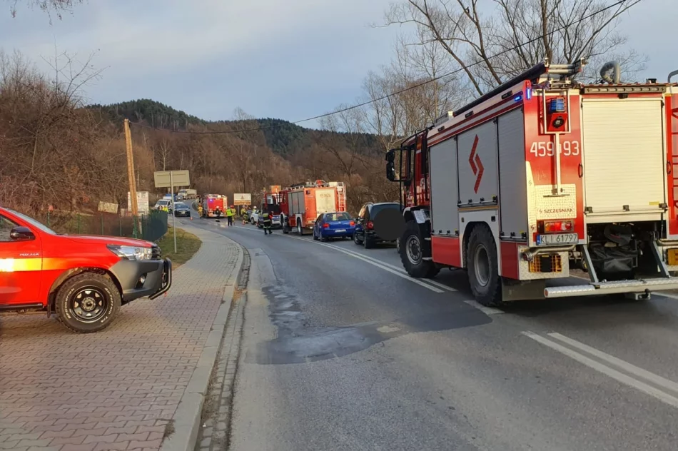Zderzenie dwóch pojazdów, jedna osoba trafiła do szpitala - zdjęcie 2