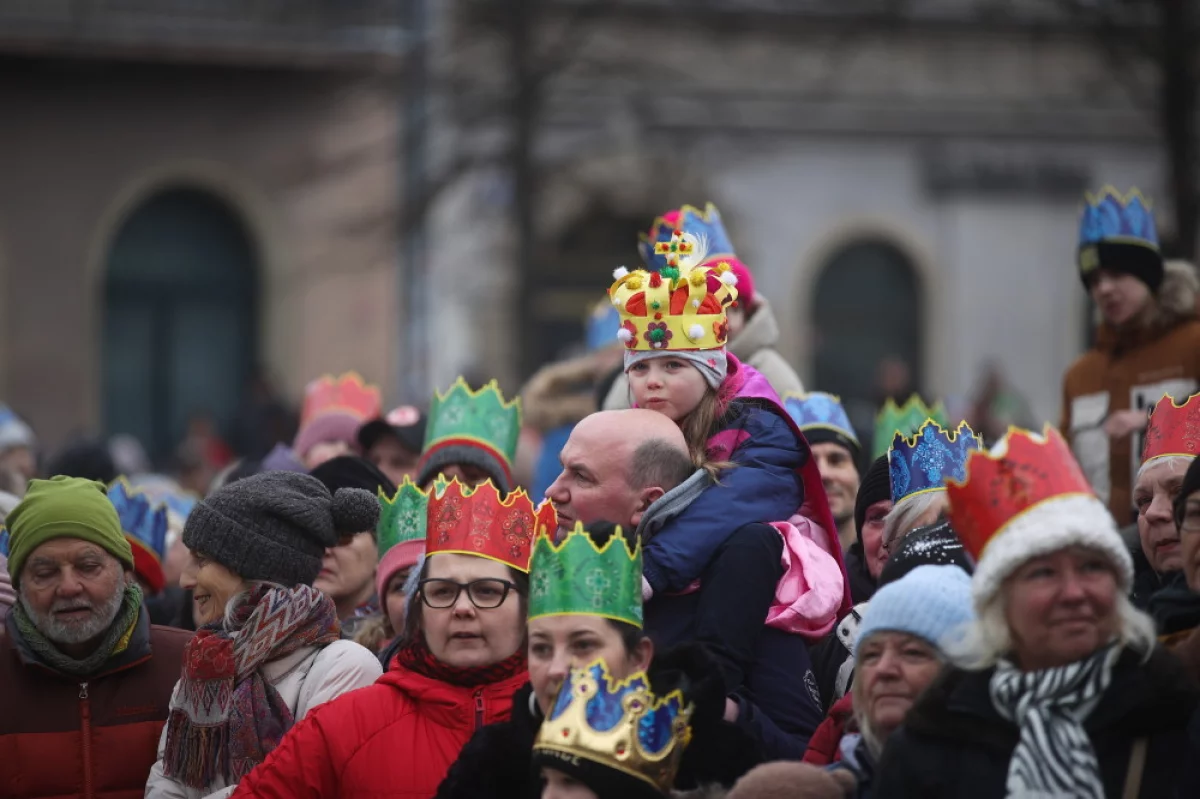 Kraków: królewskie orszaki z trzech stron miasta przeszły ulicami na Rynek Główny