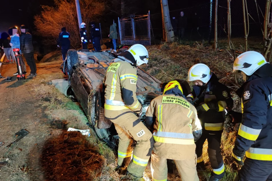 Dachowanie na "krajówce", dwie osoby trafiły do szpitala - zdjęcie 3