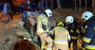 Dachowanie na "krajówce", dwie osoby trafiły do szpitala - zdjęcie 3