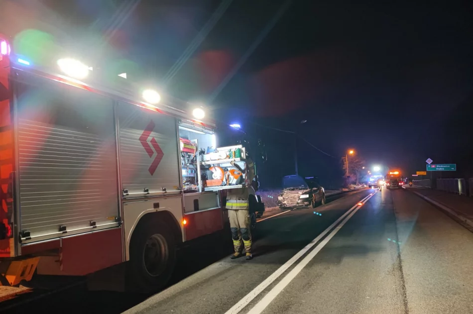 Dachowanie na "krajówce", dwie osoby trafiły do szpitala - zdjęcie 5