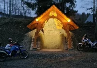 Przy nowej kapliczce modlono się za zmarłego 19-latka - zdjęcie główne