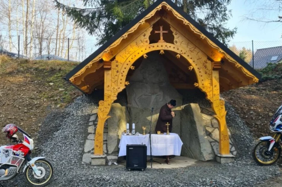 Przy nowej kapliczce modlono się za zmarłego 19-latka - zdjęcie 2