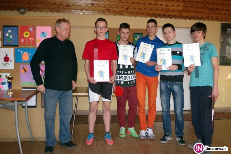 Młodzicy i juniorzy w starciu „O lodową piłeczkę” - zdjęcie 3